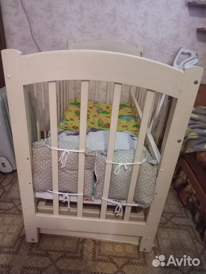 Детская кроватка с маятником и ящиком