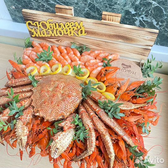 Коробка с раками, крабом и королевскими креветками