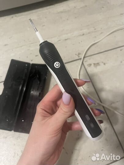 Электрическая зубная щетка Oral-B Pro