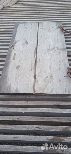 Дверь старинная с коваными петлями