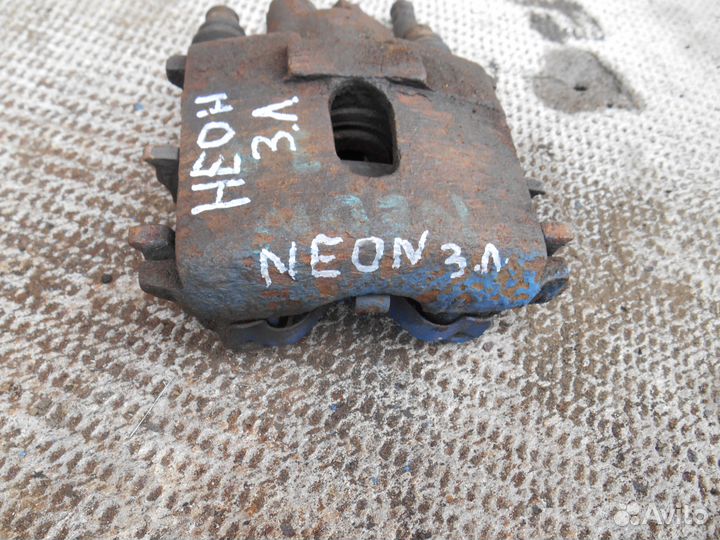 Задний левый суппорт Crysler Dodge Neon