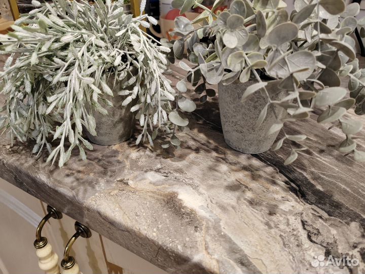 Искусственные растения в горшках