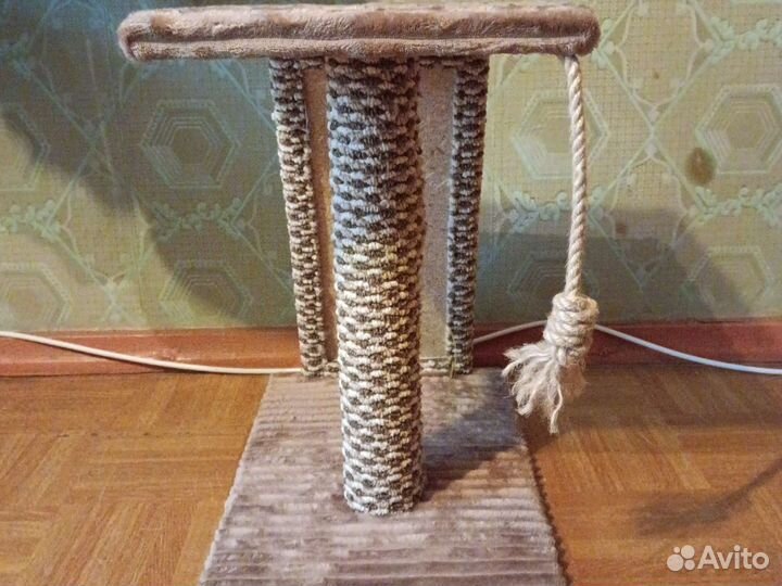 Когтеточка с платформой, лесенкой и игрушкой