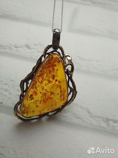 Серебряная подвеска с натуральным янтарем