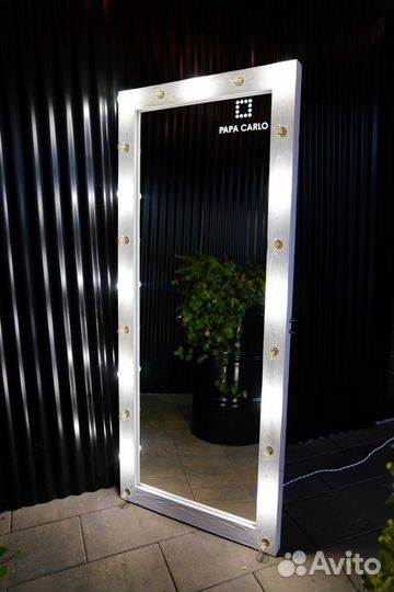 Гримерное зеркало с лампочками