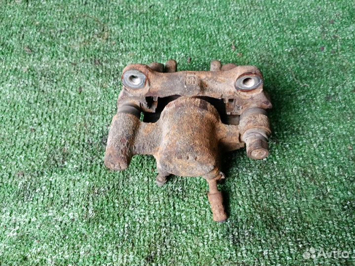 Суппорт тормозной задний правый Toyota Prius NHW20