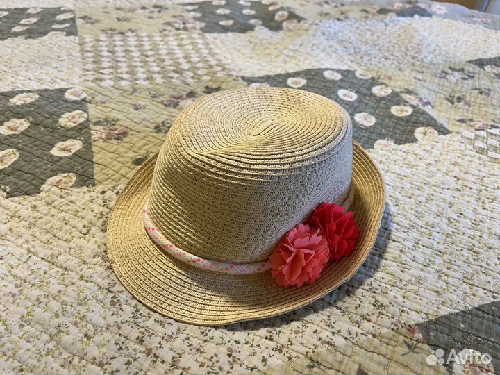 Купальник, шляпка, шлепки