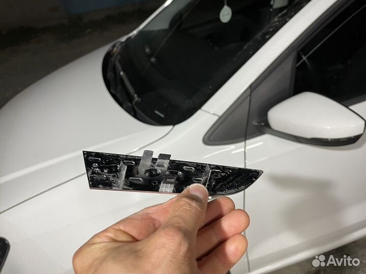 Эмблема volkswagen polo 5 левое крыло