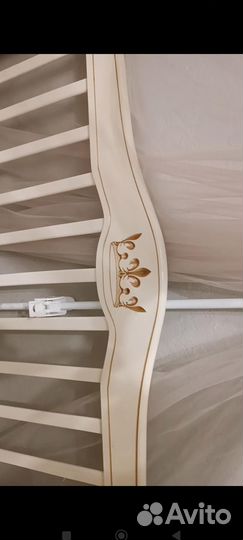 Детская кроватка с маятником и ящиком