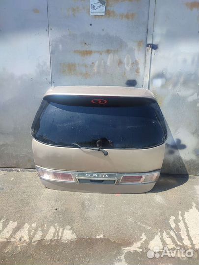 Крышка багажника toyota gaia
