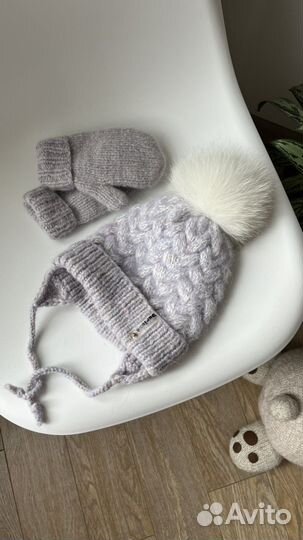Детская вязаная шапка и варежки