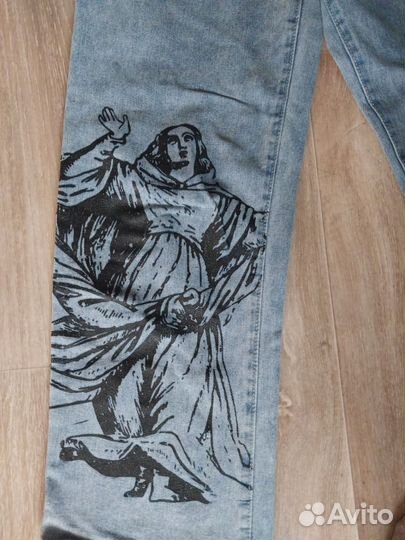 Джинсы с принтом