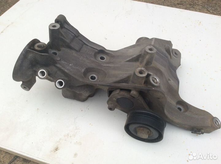 Кронштейн навесного для 1.8-2.0TSI 06J903143AH