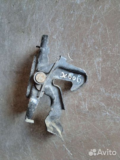 Крюк капота на Dodge Grand Caravan