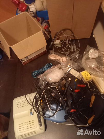 Коробка с электроникой и проводами