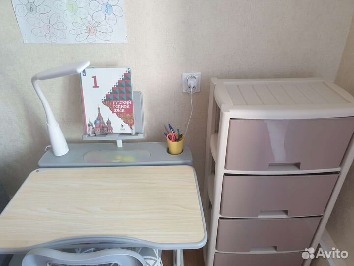 Школьная парта и стул