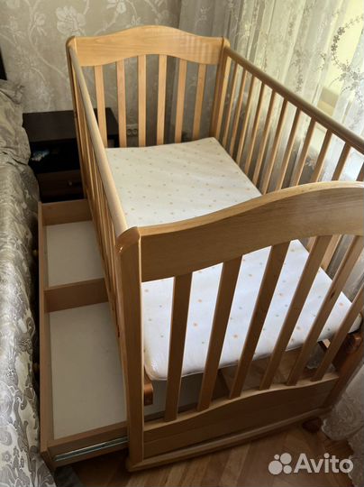 Детская кроватка с маятником и ящиками