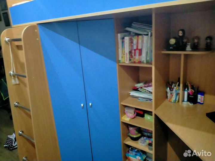 Детская кровать чердак со столом и шкафом