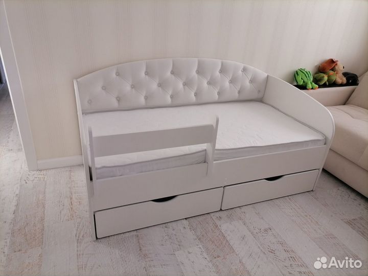 Детская кровать с мягкой спинкой и ящиками
