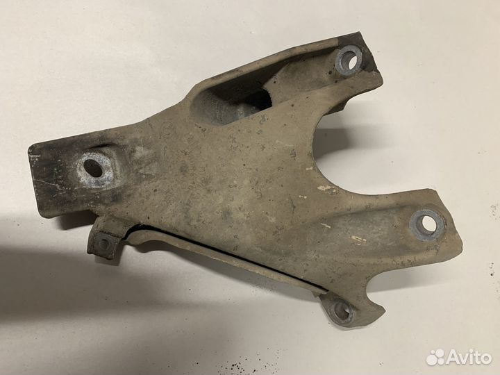 Кронштейн двигателя правый BMW 5 E60 E61 6 Е63 Е64