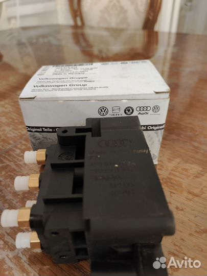 Блок клапанов пневмоподвески для Ауди А8 Д3 F