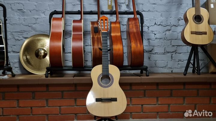 Классическая гитара (аксессуар в падарок)