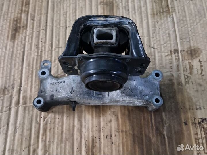 Кронштейн подушка двигателя Citroen c4 b7 sedan