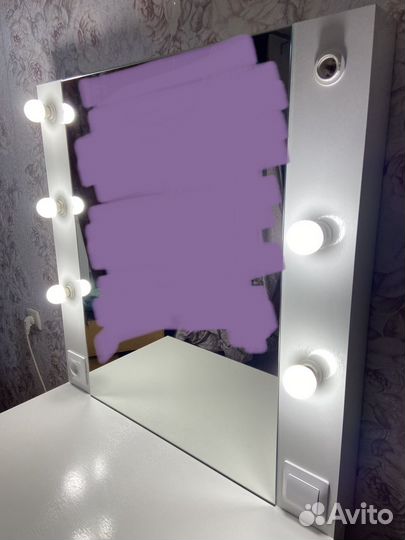 Гримерный столик с зеркалом и подсветкой