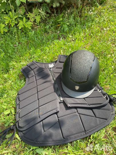 Каска и защитный желет для конного спорта