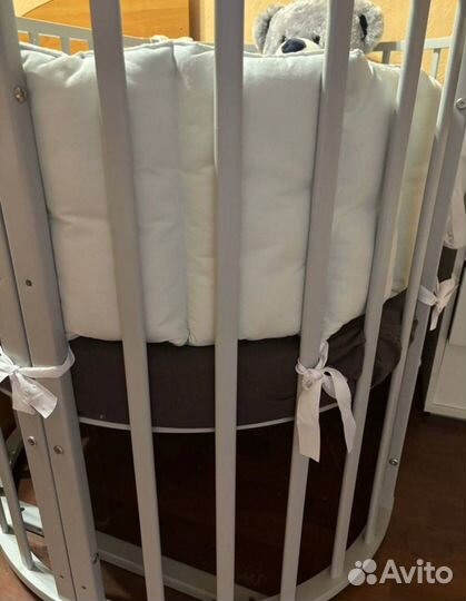 Детская кроватка с маятником