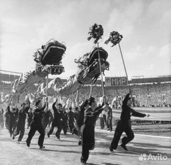 Коробка и значок 1957 год СССР