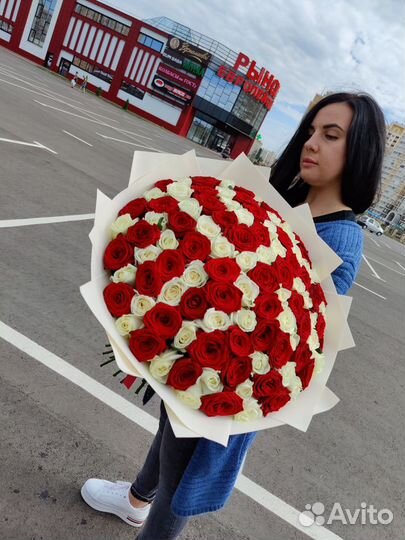Красно-белый букет из 101 розы
