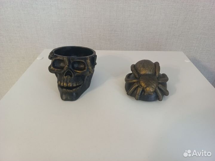 Фигурка гипсовая в форме черепа с пауком