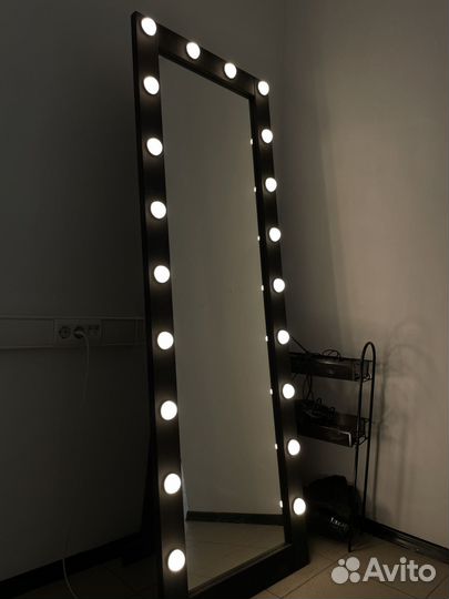 Гримерное зеркало с лампочками