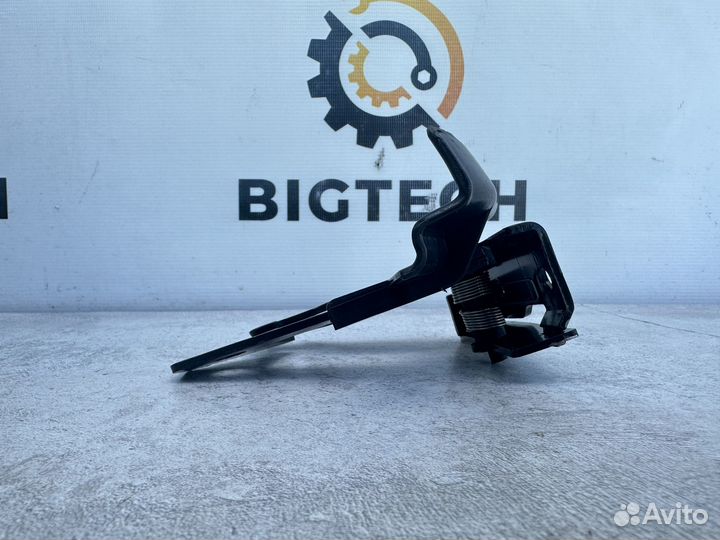 Крюк капота Mercedes W212 A2128800064