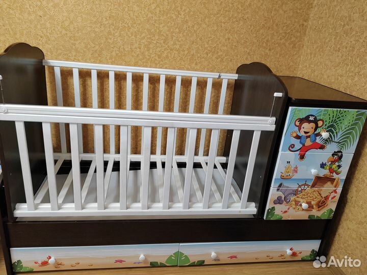 Детская кроватка с маятником