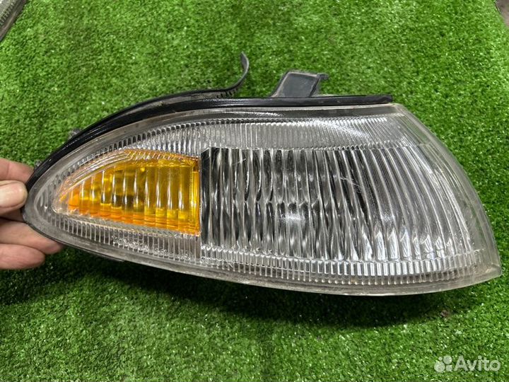 Поворотник передний левый Toyota Sprinter Marino