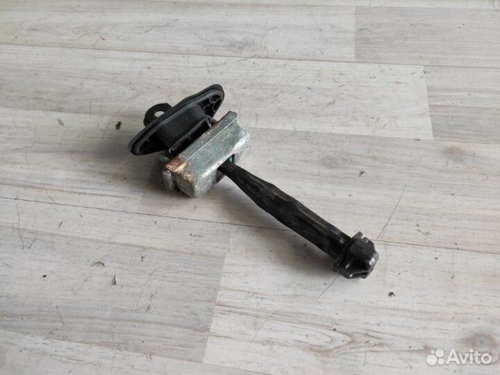 Ограничитель двери задний левый Opel Astra J 2010