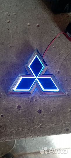 Эмблема мицубиши