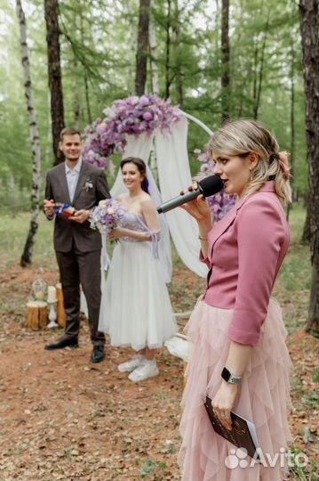 Ведущая и диджей