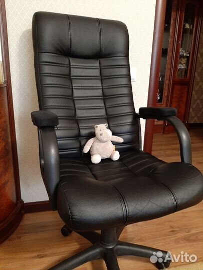 Компьютерное кресло из кожзама
