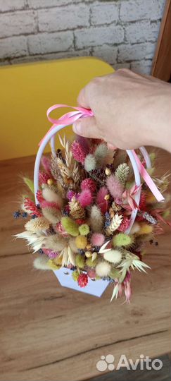 Кашпо-корзинка с сухоцветами, лавандой