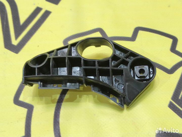 Крепление бампера переднее левое Lexus Gs350