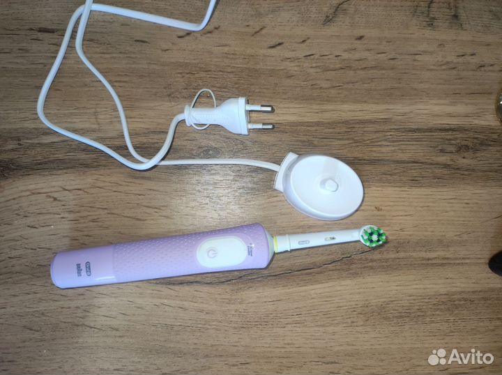 Электрическая зубная щетка oral b