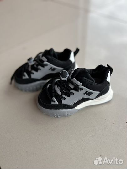 Кроссовки новые 22