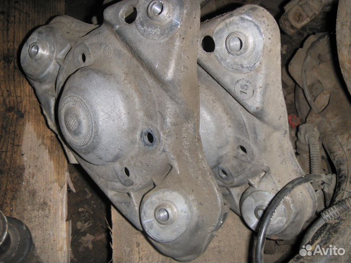 Чашка верхних рычагов 8D0412383E б/у VW passat b5