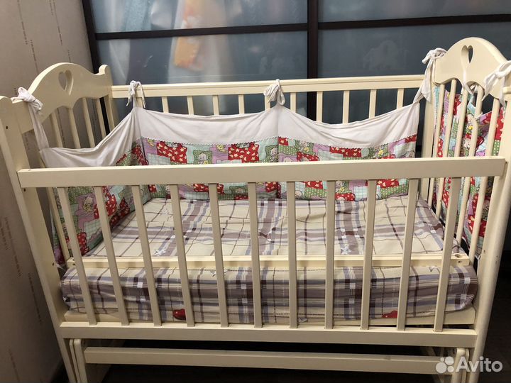 Детская кроватка с маятником