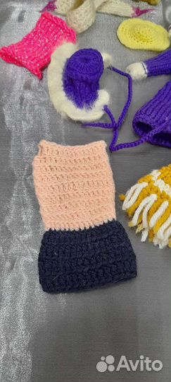 Лот вязаной кукольной одежды плюс кукла