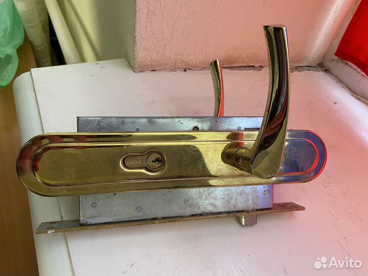 Замок дверной