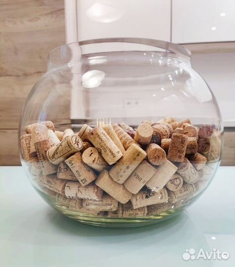 Ваза-аквариум с винными пробками